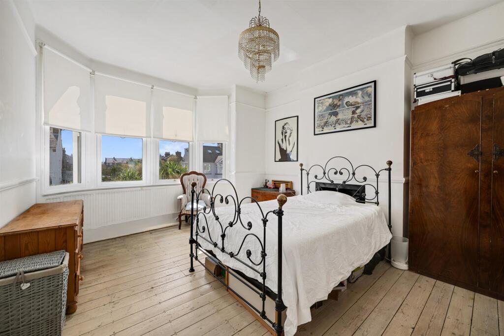 House in London, Eltham Park, Well Hall - More