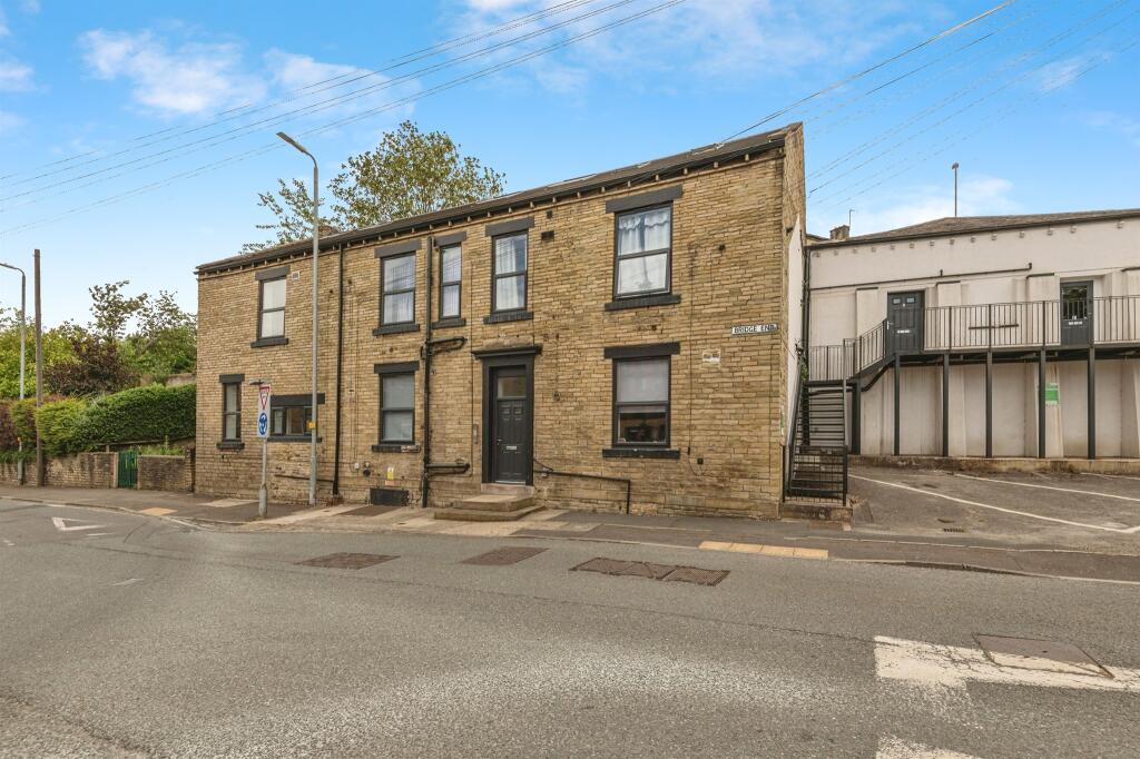 1-bed flat on Bridge End, Brighouse, £105,000