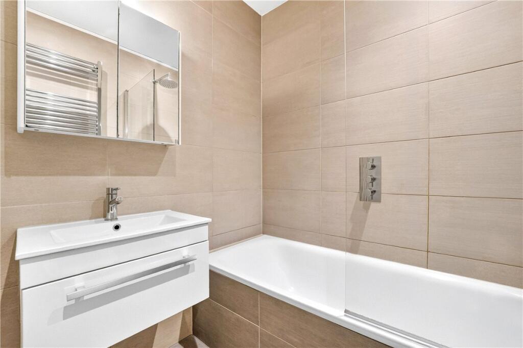 Apartment in London - More