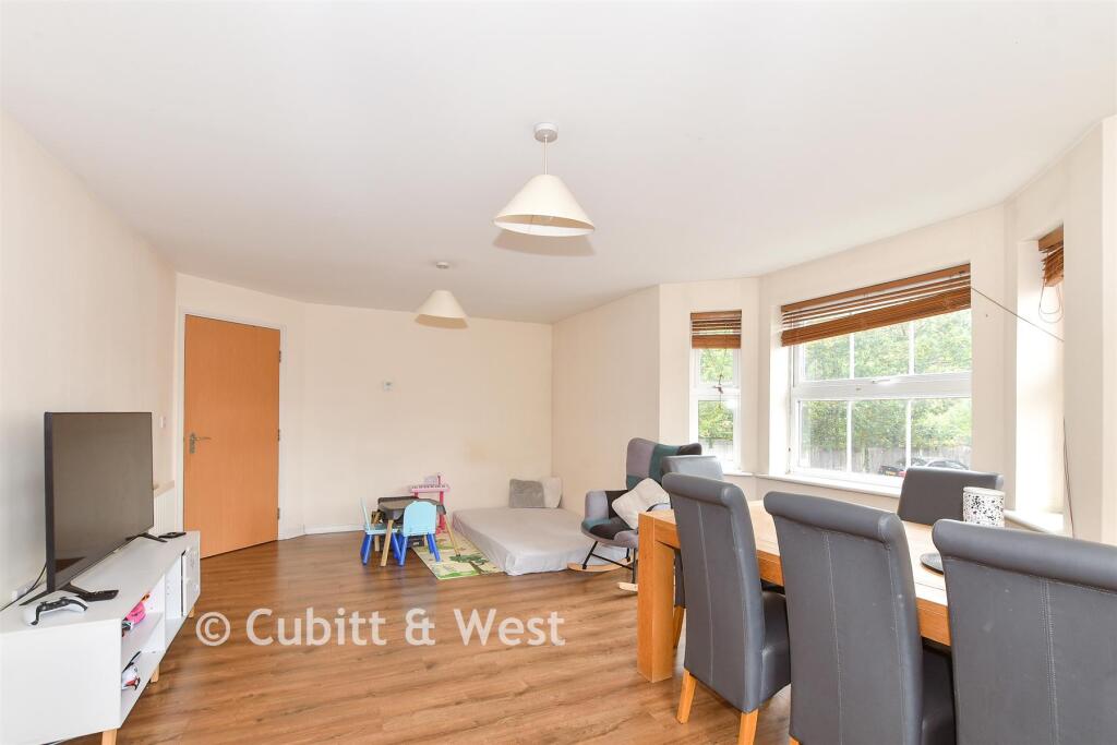 Apartment in Crawley, Maidenbower, Worth - View 3
