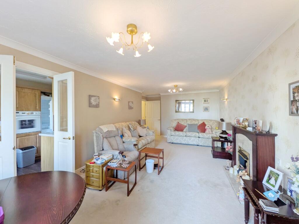 Apartment in Southend-on-Sea - More