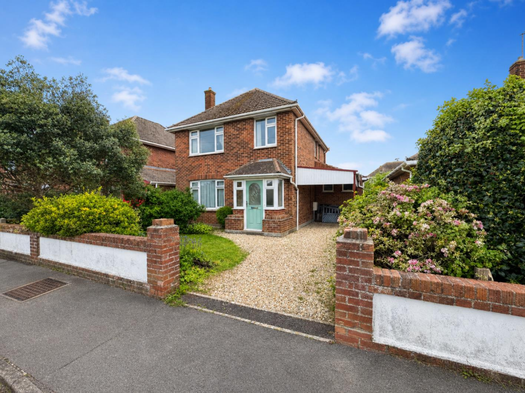 3-bed detached on Clarence Road, Littlesea, £375,000