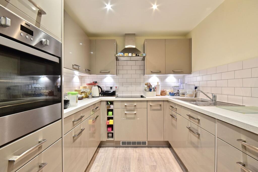 Leatherhead Road, Headley Lodge Leatherhead Road, KT21 photo 3