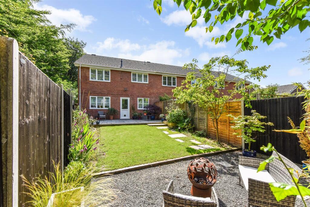 4-bed semi-detached on Eskdale Close, Horndean, £375,000