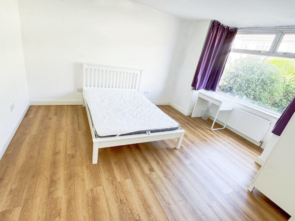 5 bedroom semi-detached house for rent