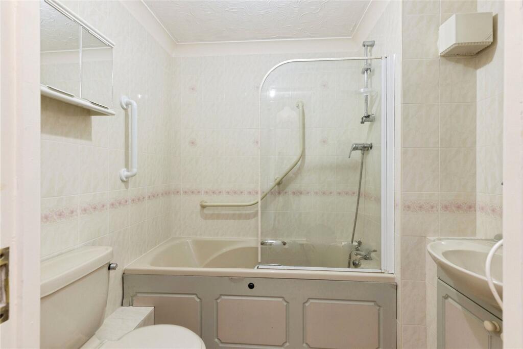Apartment in Gloucester, Gloucestershire - More