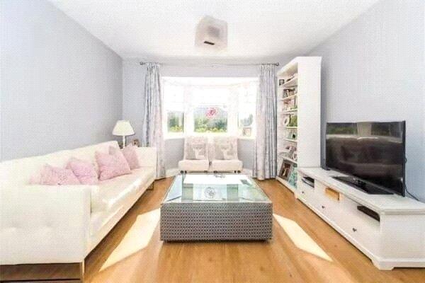 Kingshill Close, Bushey, Hertfordshire, WD23 photo 3