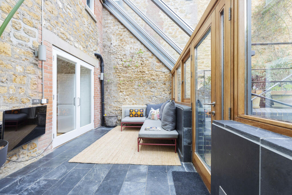Upper High Street, Castle Cary, BA7 - More