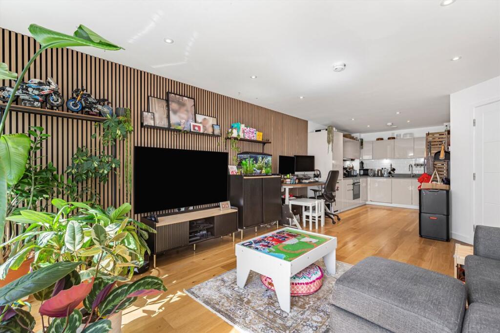 Apartment in Southall - View 4