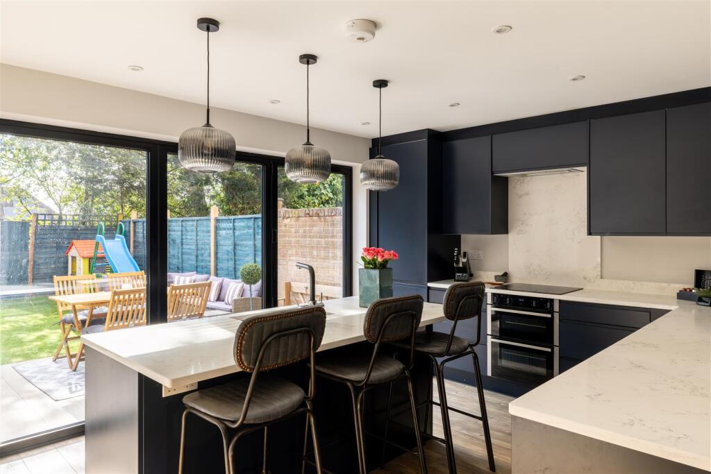House in Reigate and Banstead, Earlswood - View 3