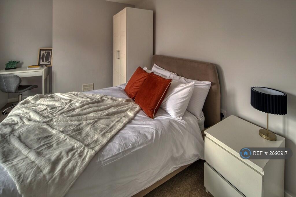 4 bedroom semi-detached house for rent