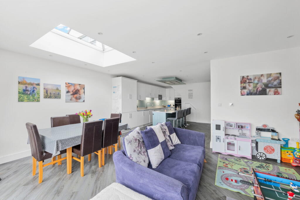 House in Epsom, Stoneleigh - View 4
