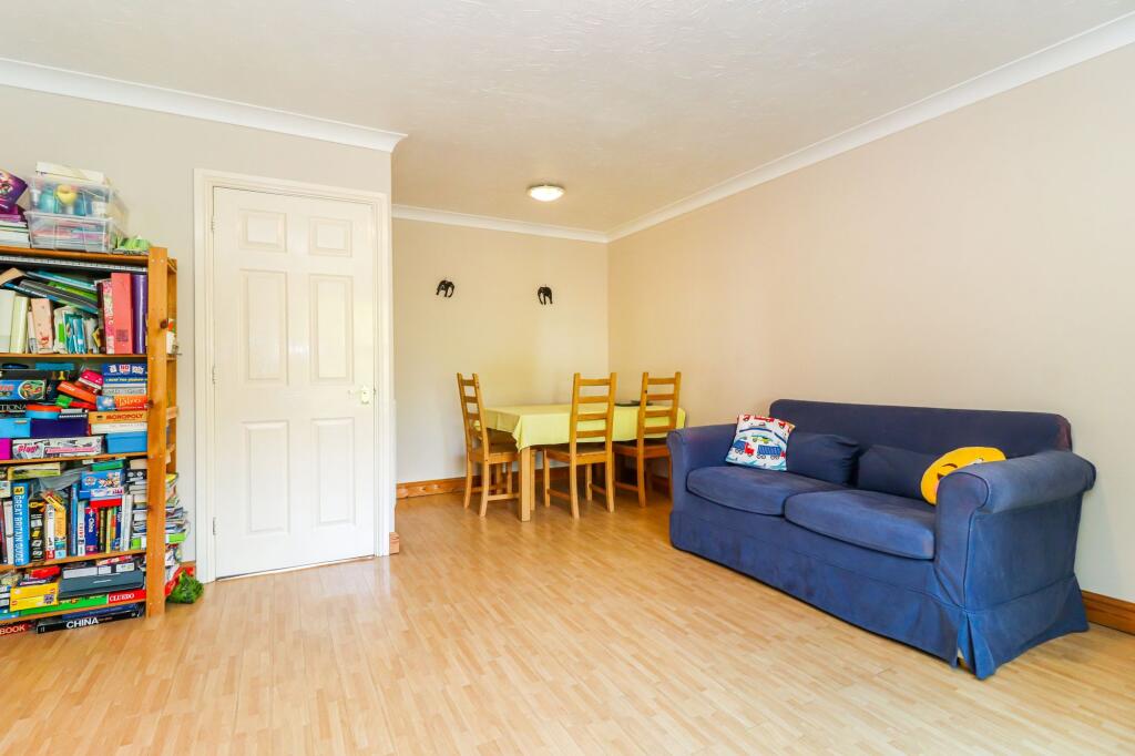 House in Watford, Hertfordshire - More