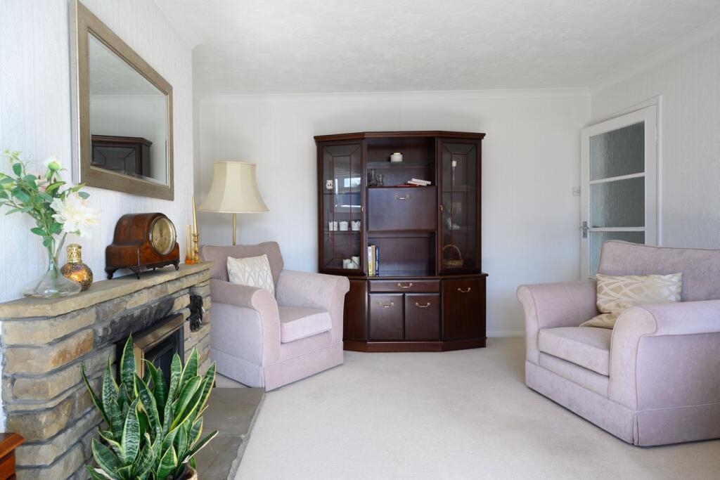 Havers Avenue, Hersham Village, KT12 photo 3