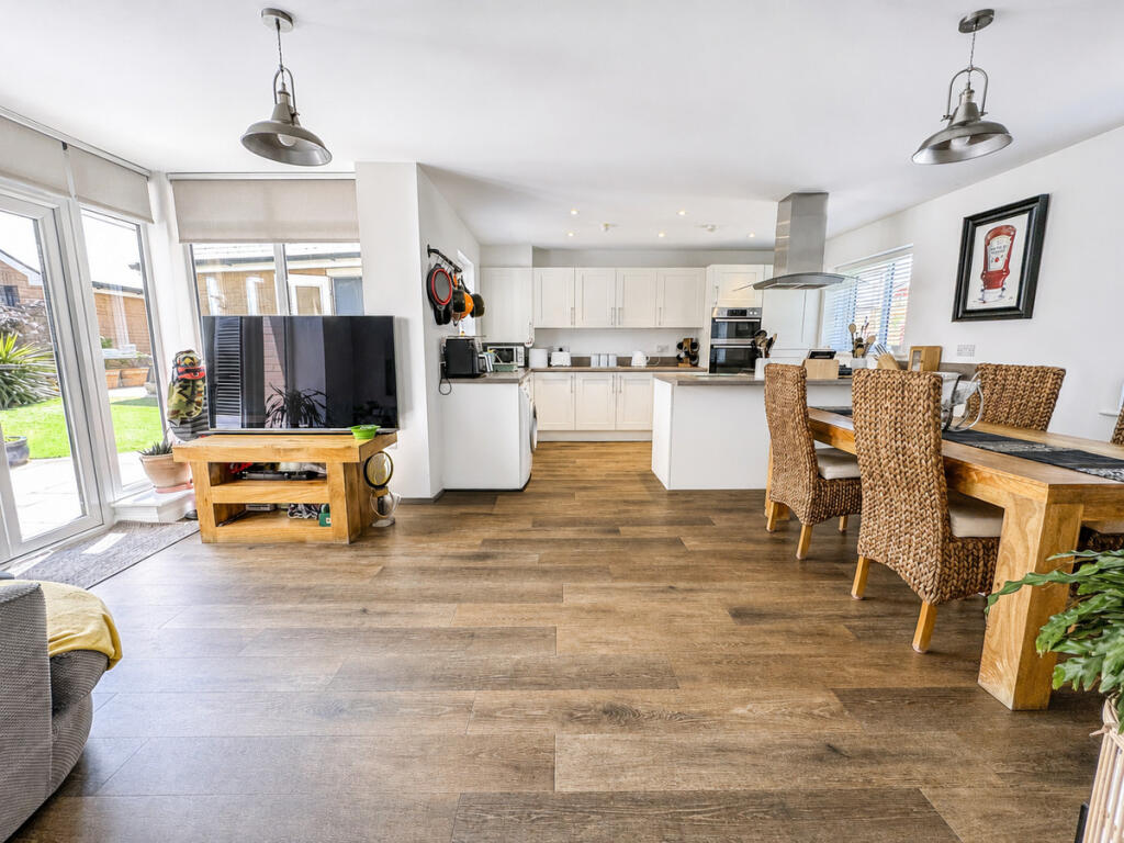 House in Rochford, Elizabeth Gardens - View 5