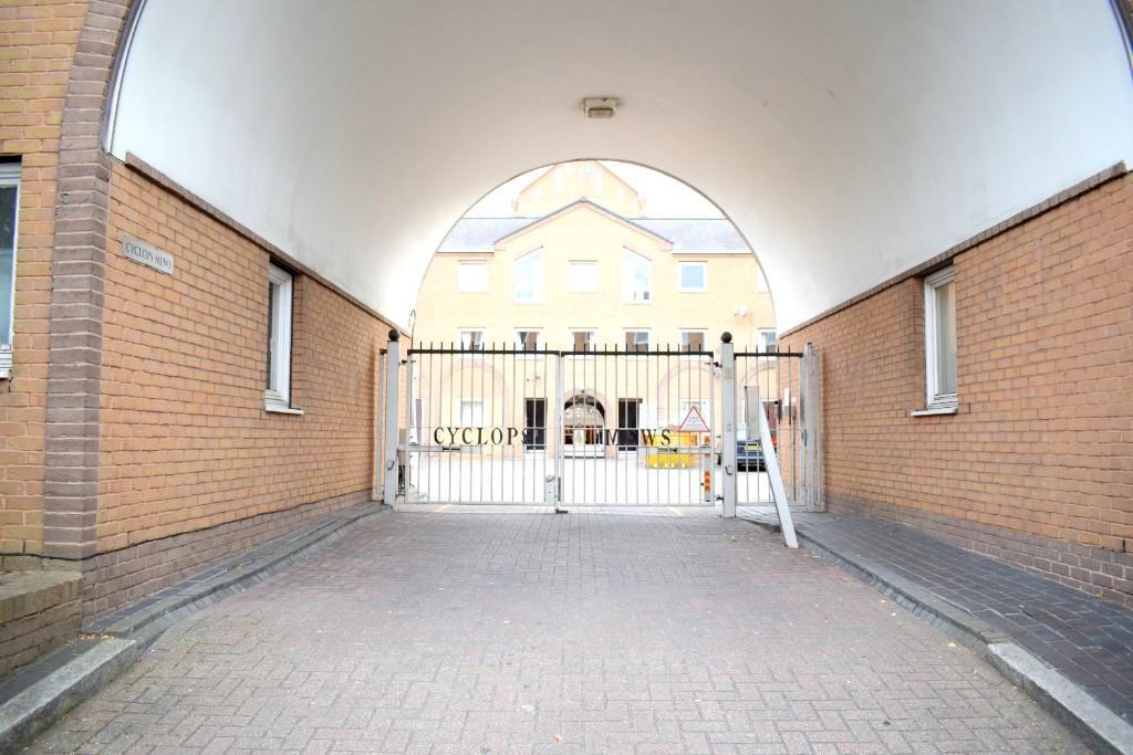 6 bedroom town house for rent