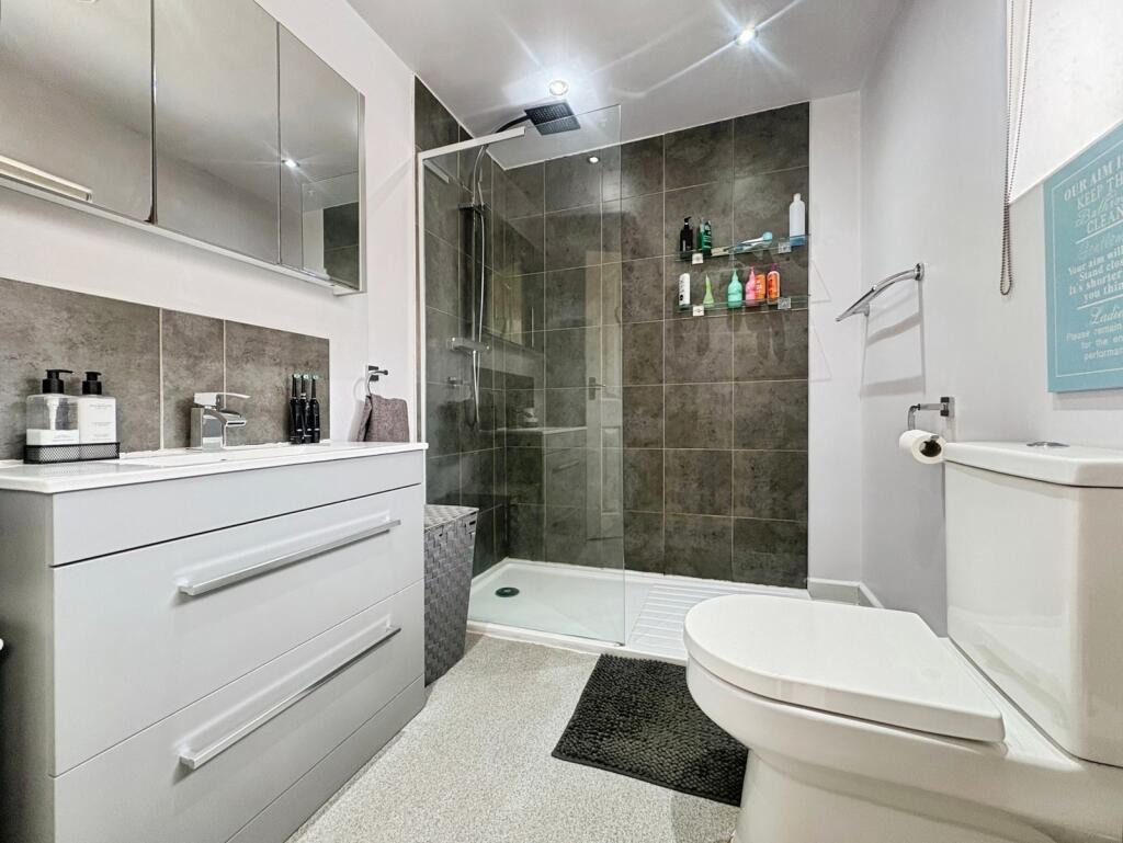 House in Waverley, Heath End, Farnham - View 4