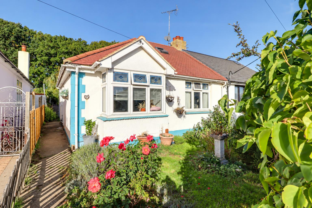 2-bed semi-detached on Glenwood Avenue, Leigh-on-Sea, £350,000