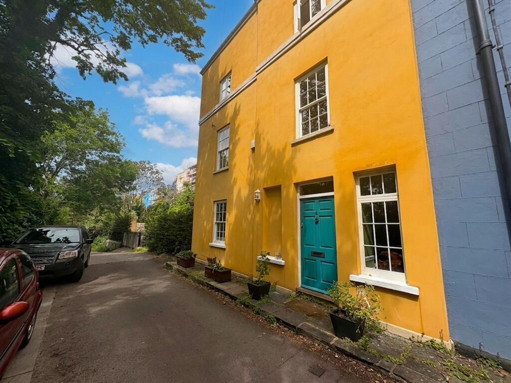 6 bedroom semi-detached house for rent