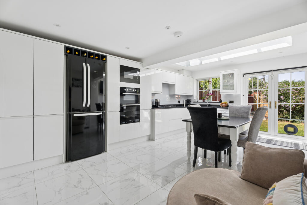 Tamar Close, Stevenage, Hertfordshire photo 3