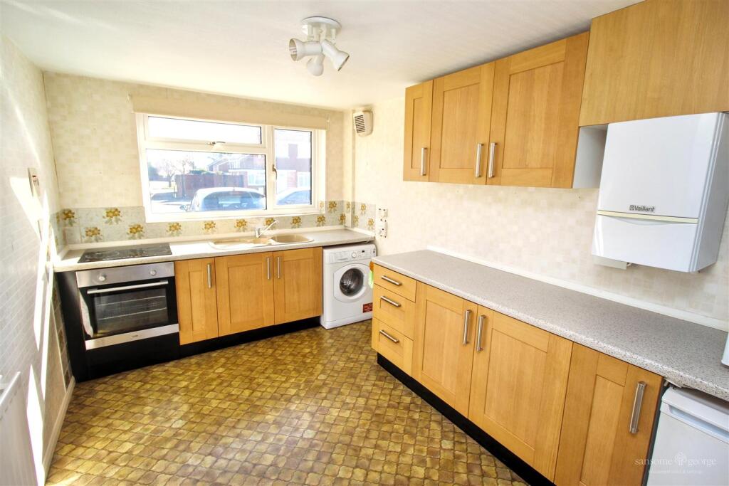 Walnut Way, Tilehurst, Reading – pohled 2