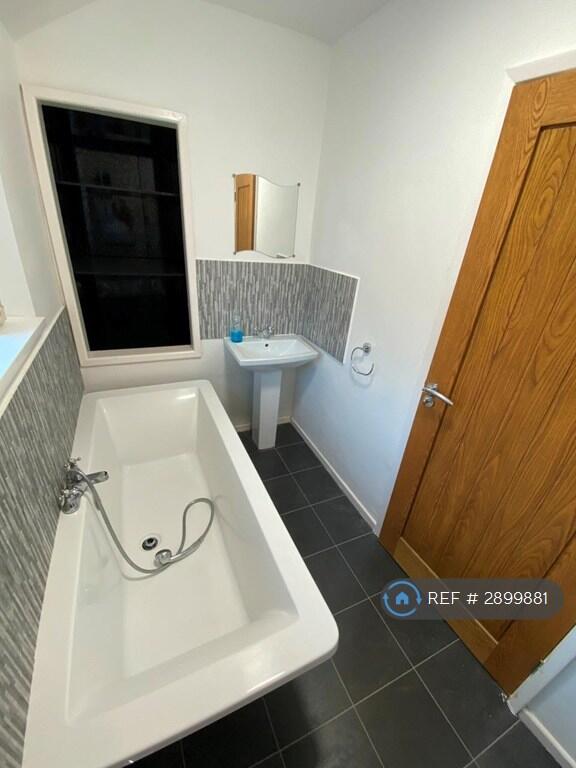 4 bedroom semi-detached house for rent