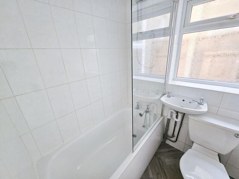 Apartment in Southend-on-Sea - More