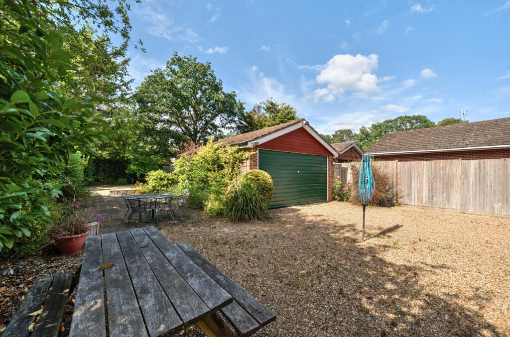 House in Arborfield Green, Finchampstead - More