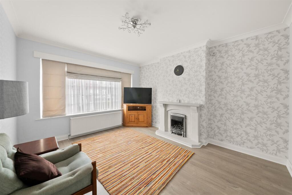 Victoria Avenue, Hillingdon photo 2