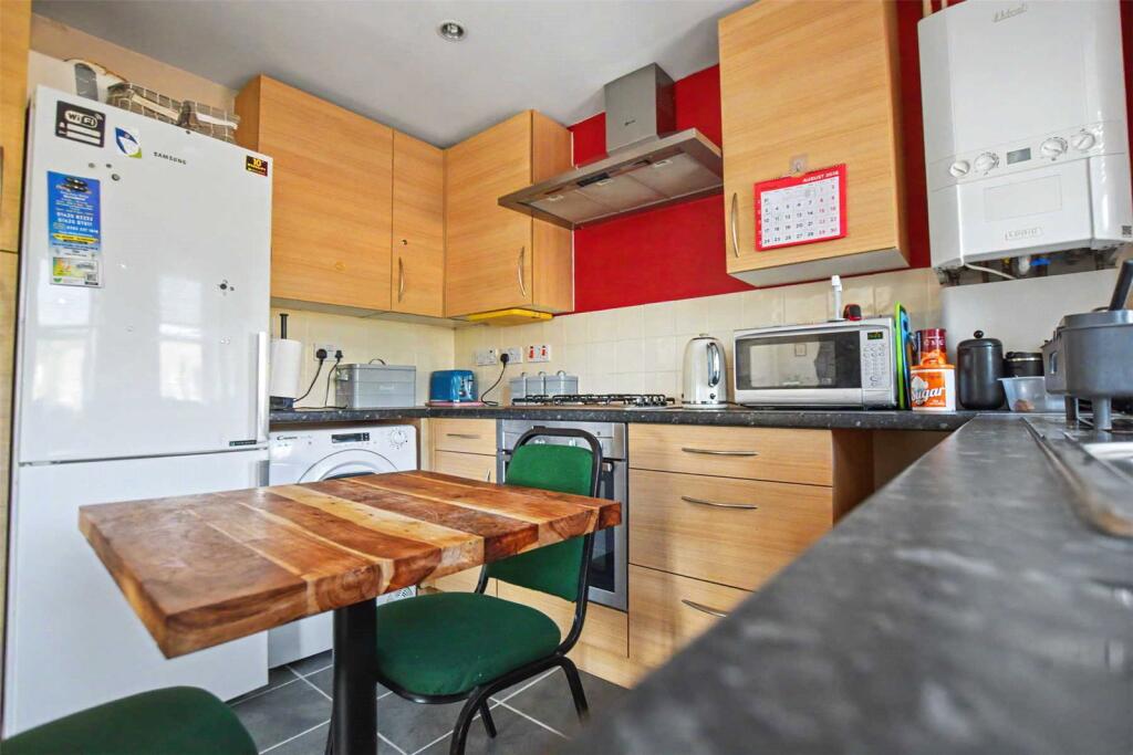 Apartment in East Hampshire, Alton - View 4
