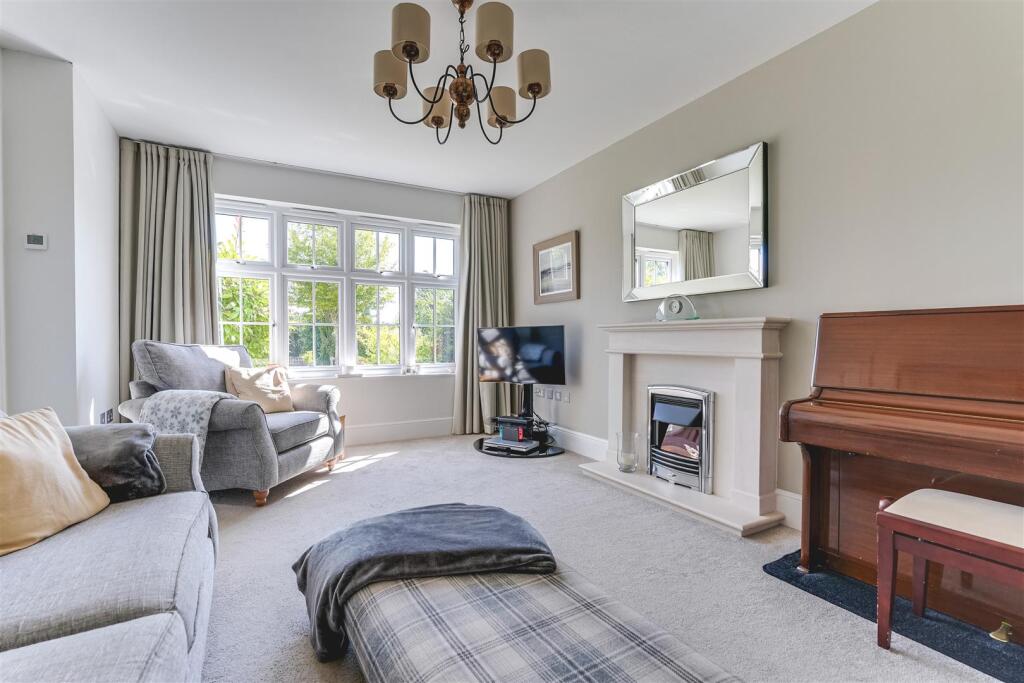 Clayton Drive, Buntingford photo 3
