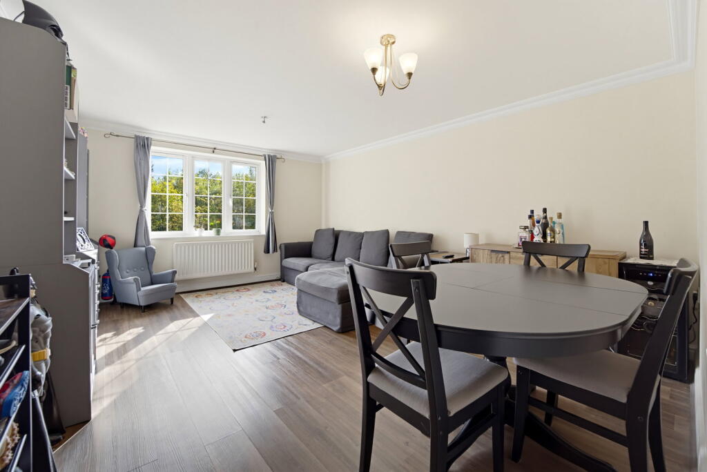 Meadow View, Chertsey, KT16 photo 2