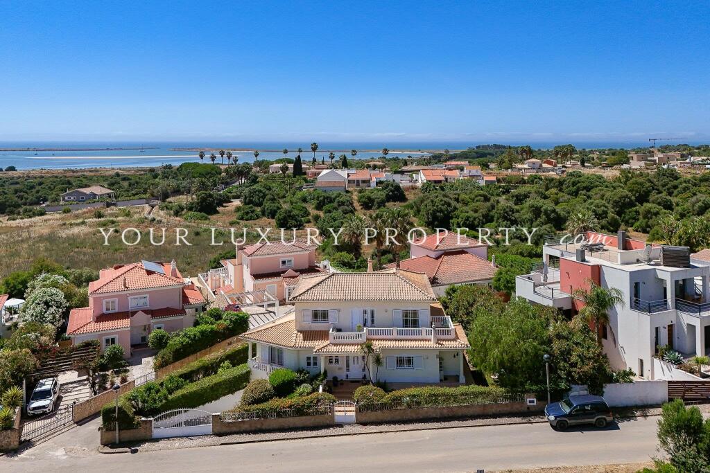 Main image of property: Algarve, Odiáxere