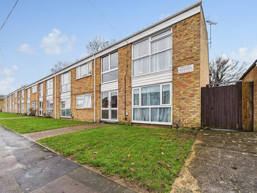 2-bed flat on Sedley Close, Gillingham, Kent, ME8, £200,000