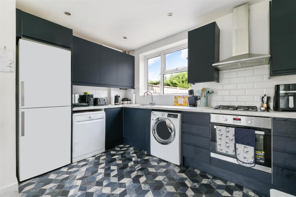 3-bed house on Bletchingley Close, Merstham RH1 3PL, £399,950