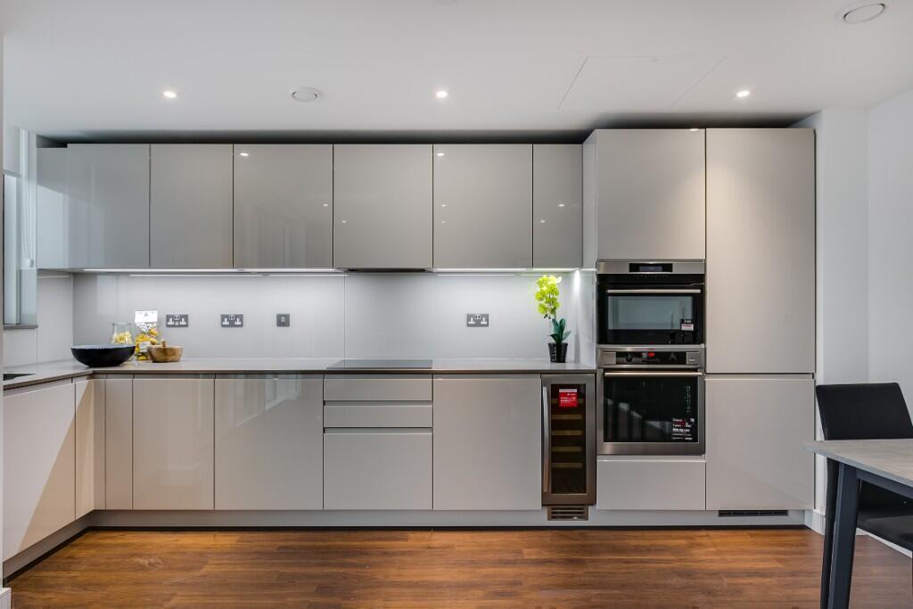 Wandsworth Road, London, SW8 – pohled 2