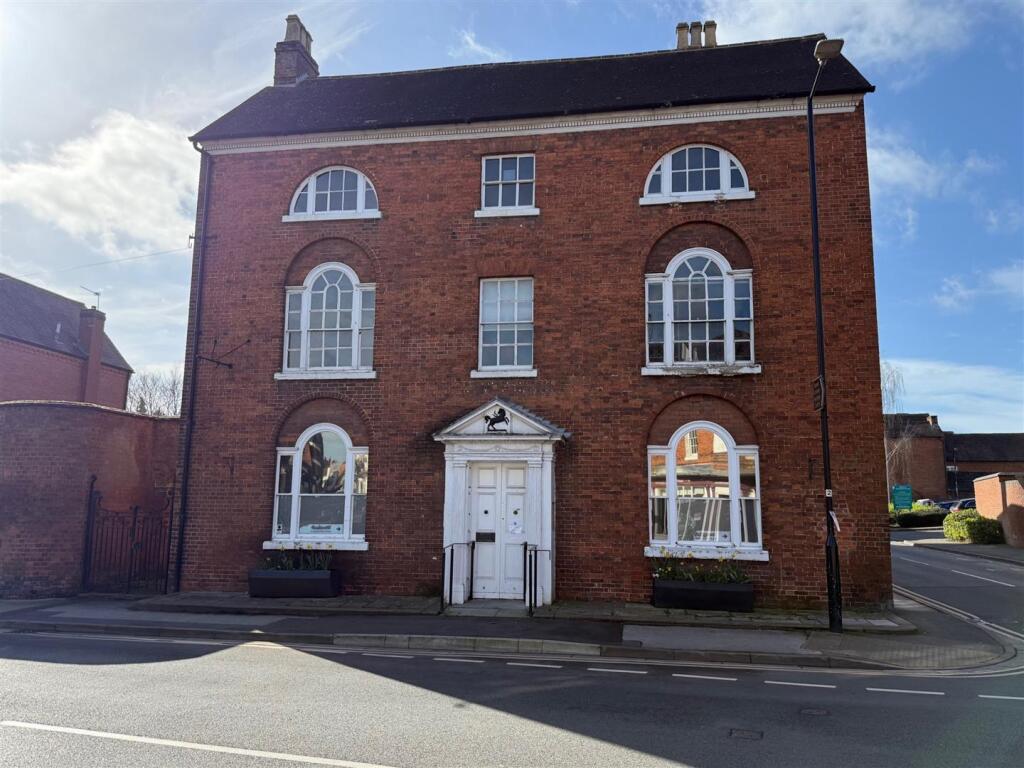 Main image of property: Lloyds Bank House, Stratford Road, Alcester B49 5AU