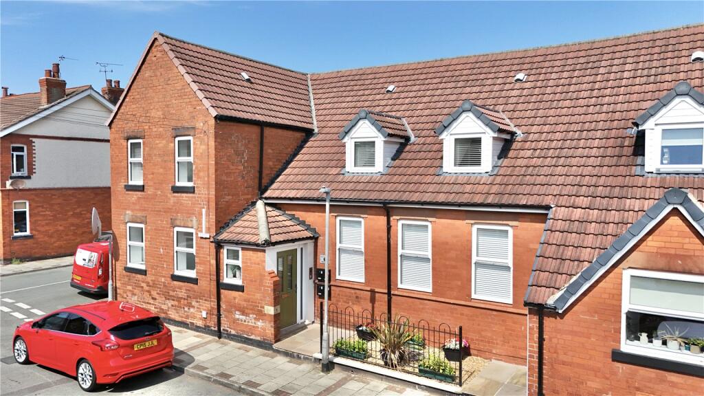 2-bed flat on Wood Street, Hoylake, Wirral, Merseyside, CH47, £170,000