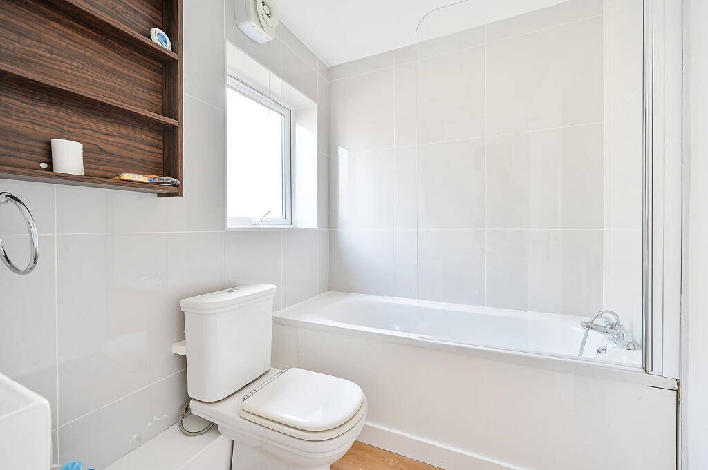 Apartment in Kingston upon Thames - View 4
