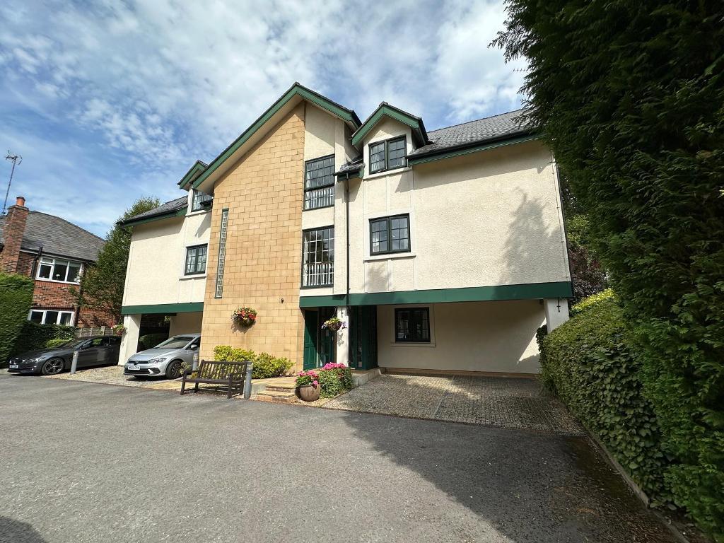 Main image of property: 15 Heath Road, Hale, WA14 2UJ