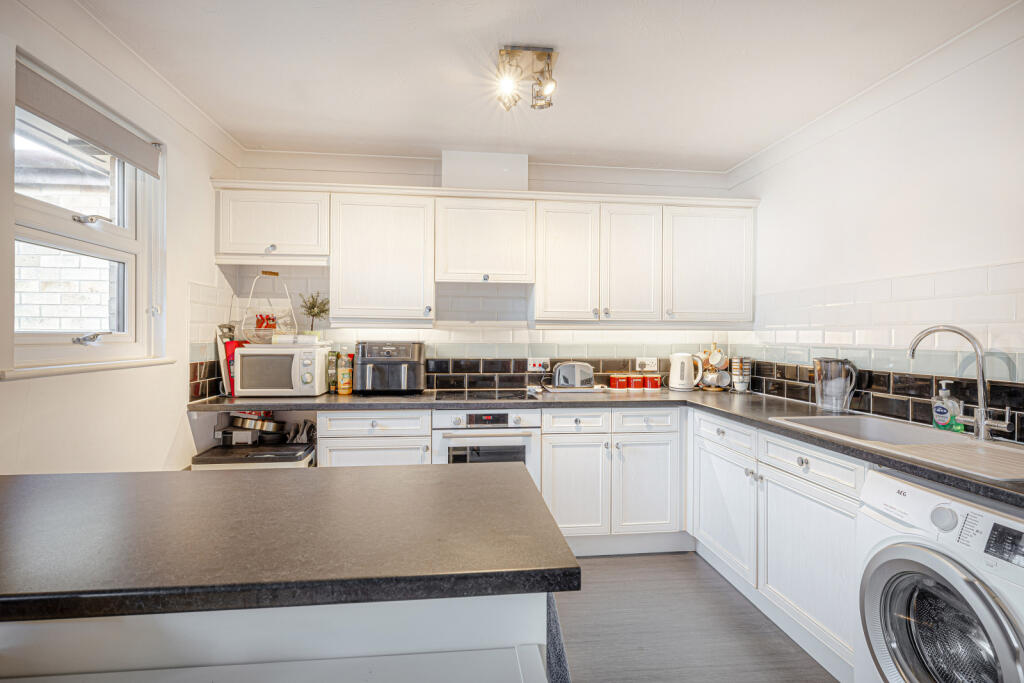 Apartment in Bishop's Stortford, Hockerill - View 3