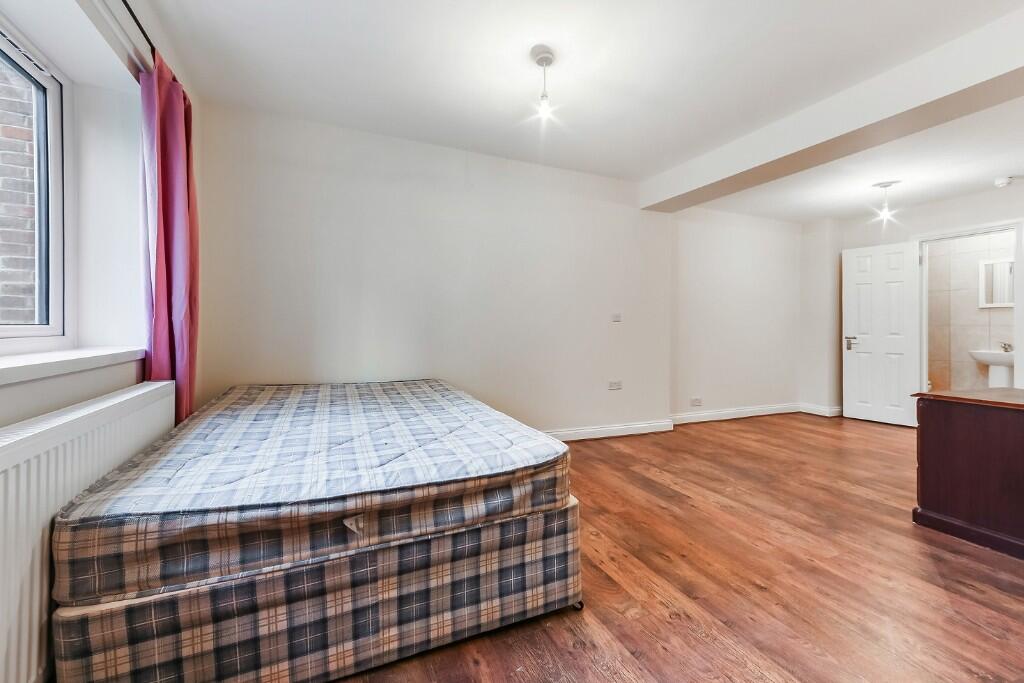 6 bedroom semi-detached house for rent