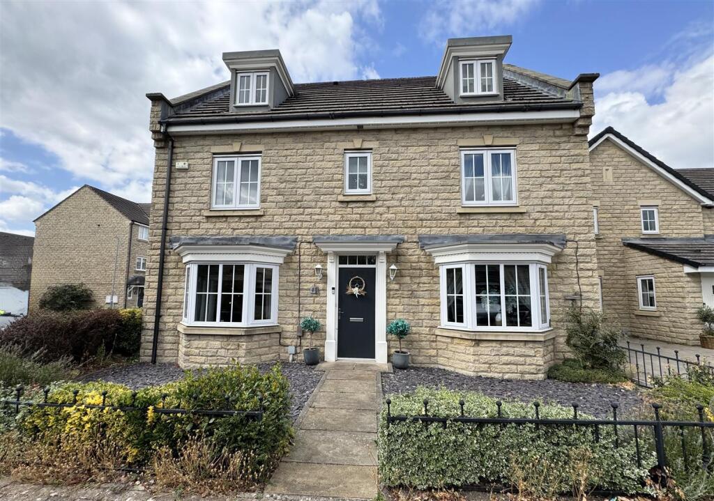 Main image of property: Birkhead Close, Kirkburton, Huddersfield, HD8 0GR