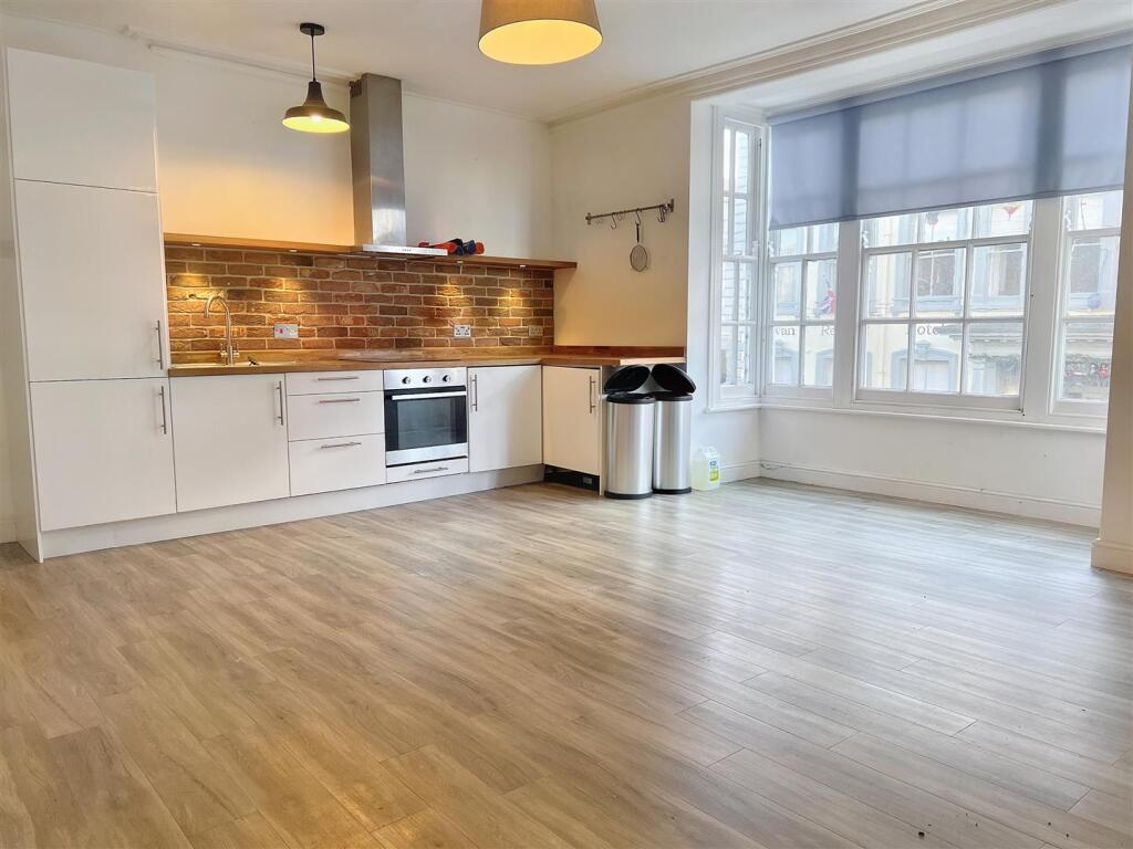 Main image of property: 30/32 High Street, Newport Pagnell