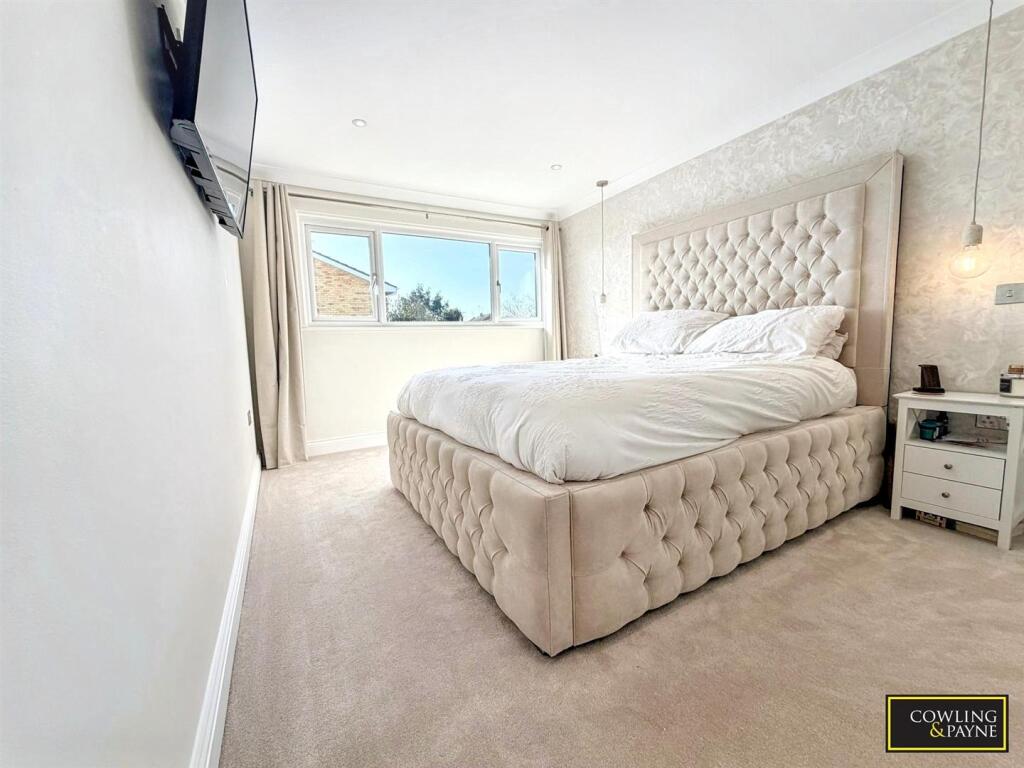 Beauchamps Drive, Wickford photo 4