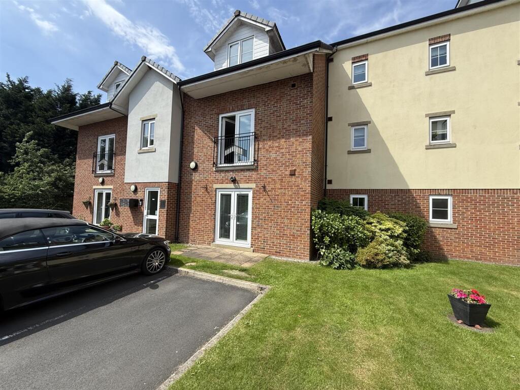 Main image of property: Badgers Rake, Springhead, Oldham