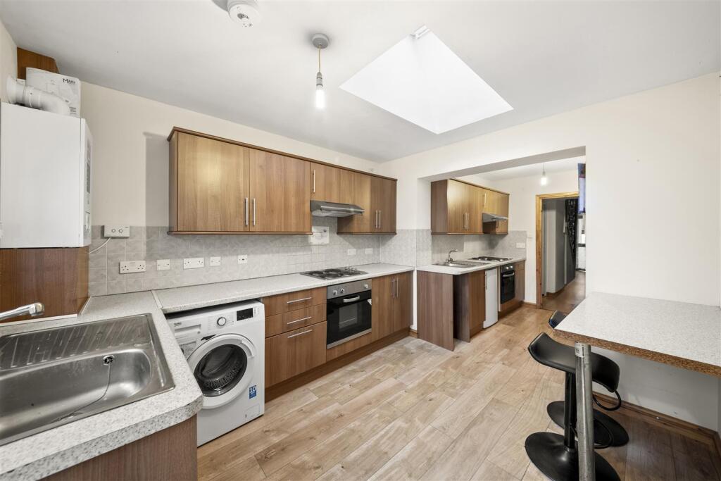 Bournemead Avenue, Northolt photo 3