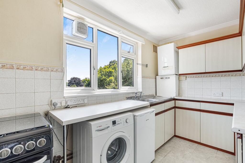 Brightside Avenue, Staines-upon-Thames, TW18 photo 4