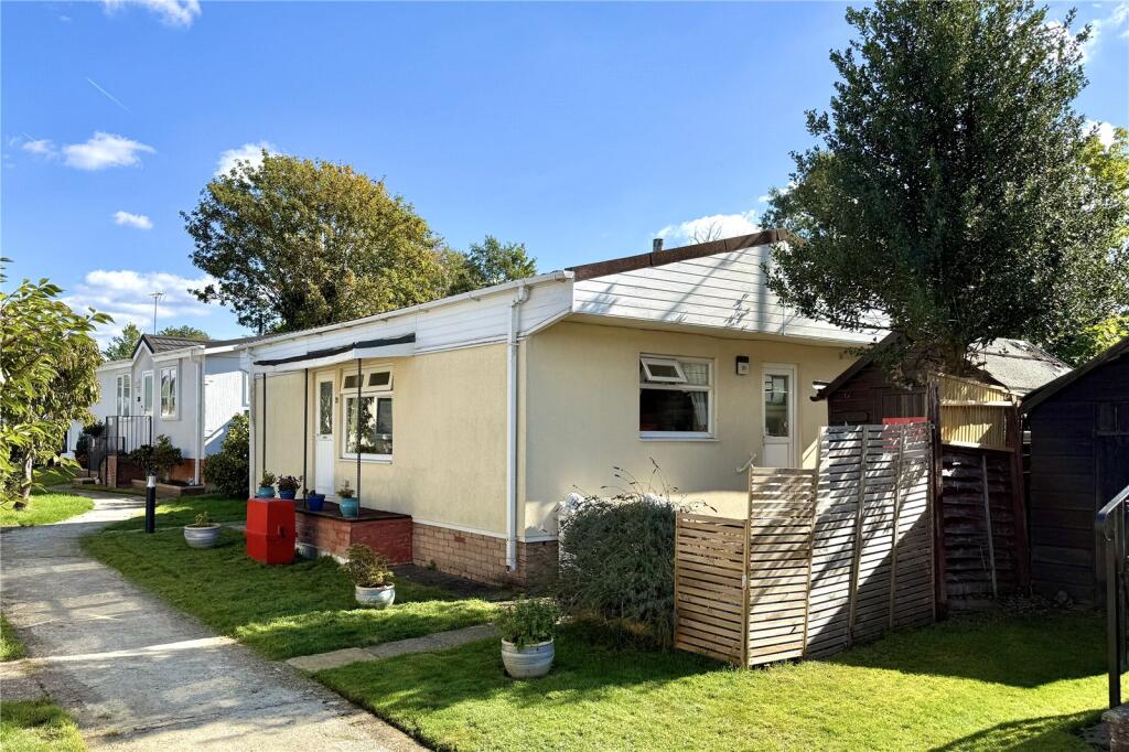 2-bed caravan on Chilton Farm Park, Fleet Road, Farnborough, Hampshire, GU14, £130,000
