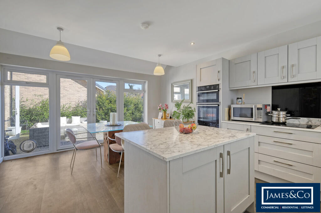 Oaklands Close, Dunmow photo 2